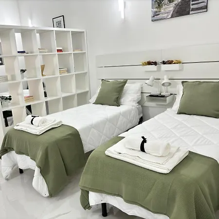 Your Home, Two Steps From The Sea 아파트